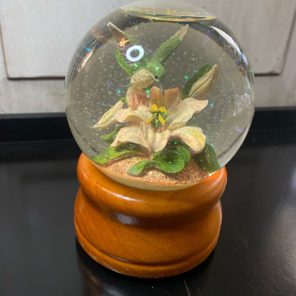 Hummingbird & Lily Snow Globe - Green and White